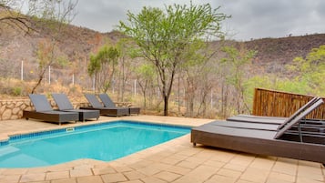 Outdoor pool, free pool cabanas, pool umbrellas