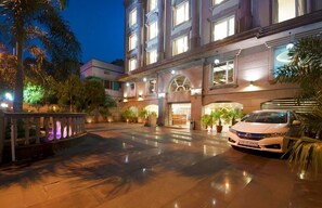 Breakfast, lunch, dinner and brunch served  - Hotel Regent Grand (New Delhi)