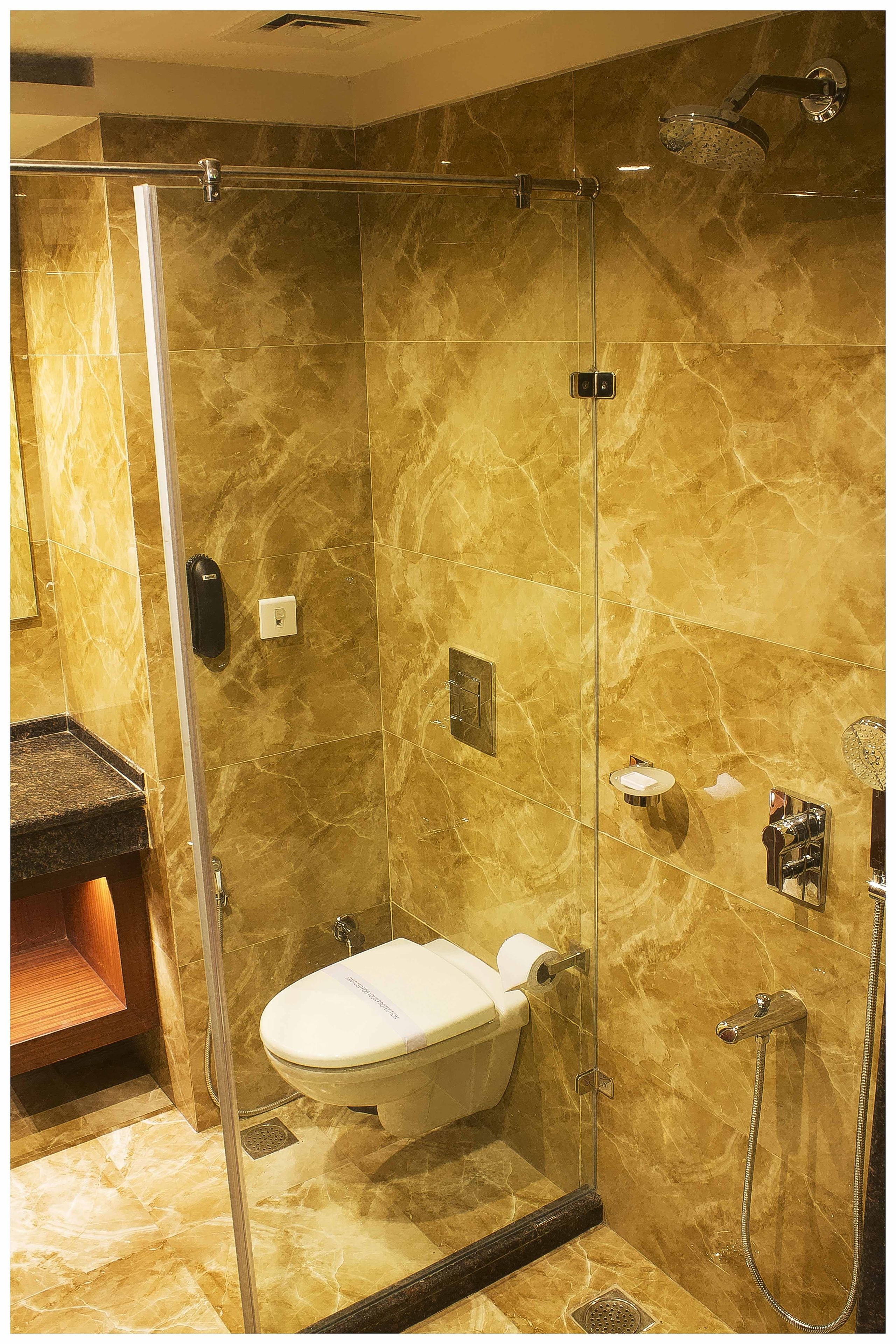 Ein Badezimmer mit Duschkabine, Toilette und Waschbecken.