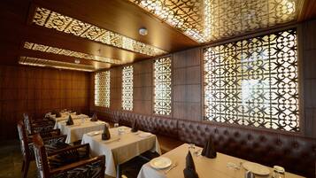 Breakfast, lunch and dinner served