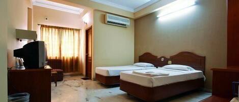 In-room safe, desk, free WiFi