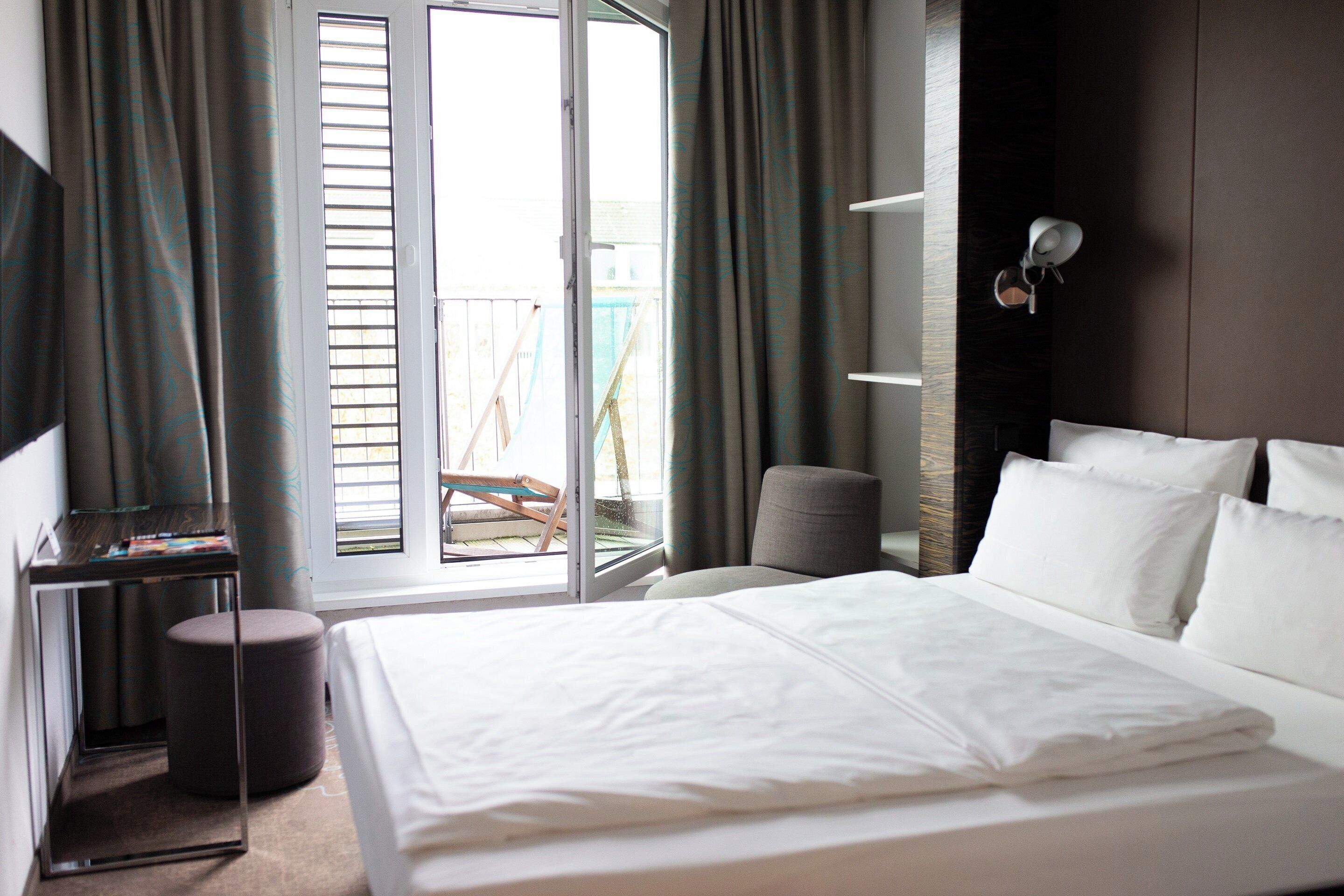 ملاءات من القطن المصري ومكتب وتجهيزات عازلة للصوت ومكواة/لوح كي