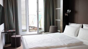 ملاءات من القطن المصري ومكتب وتجهيزات عازلة للصوت ومكواة/لوح كي