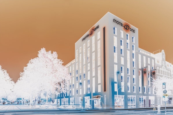 A modern hotel with a prominent "Motel One" sign, featuring a clean, rectangular facade with evenly spaced windows and a flat roof. - Motel One Düsseldorf-Hauptbahnhof (Düsseldorf)