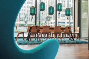 Bar (on property) - Motel One Düsseldorf-Hauptbahnhof (Düsseldorf)