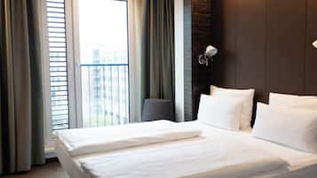 ملاءات من القطن المصري ومكتب وتجهيزات عازلة للصوت ومكواة/لوح كي