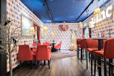 2 restaurants; breakfast, lunch and dinner served