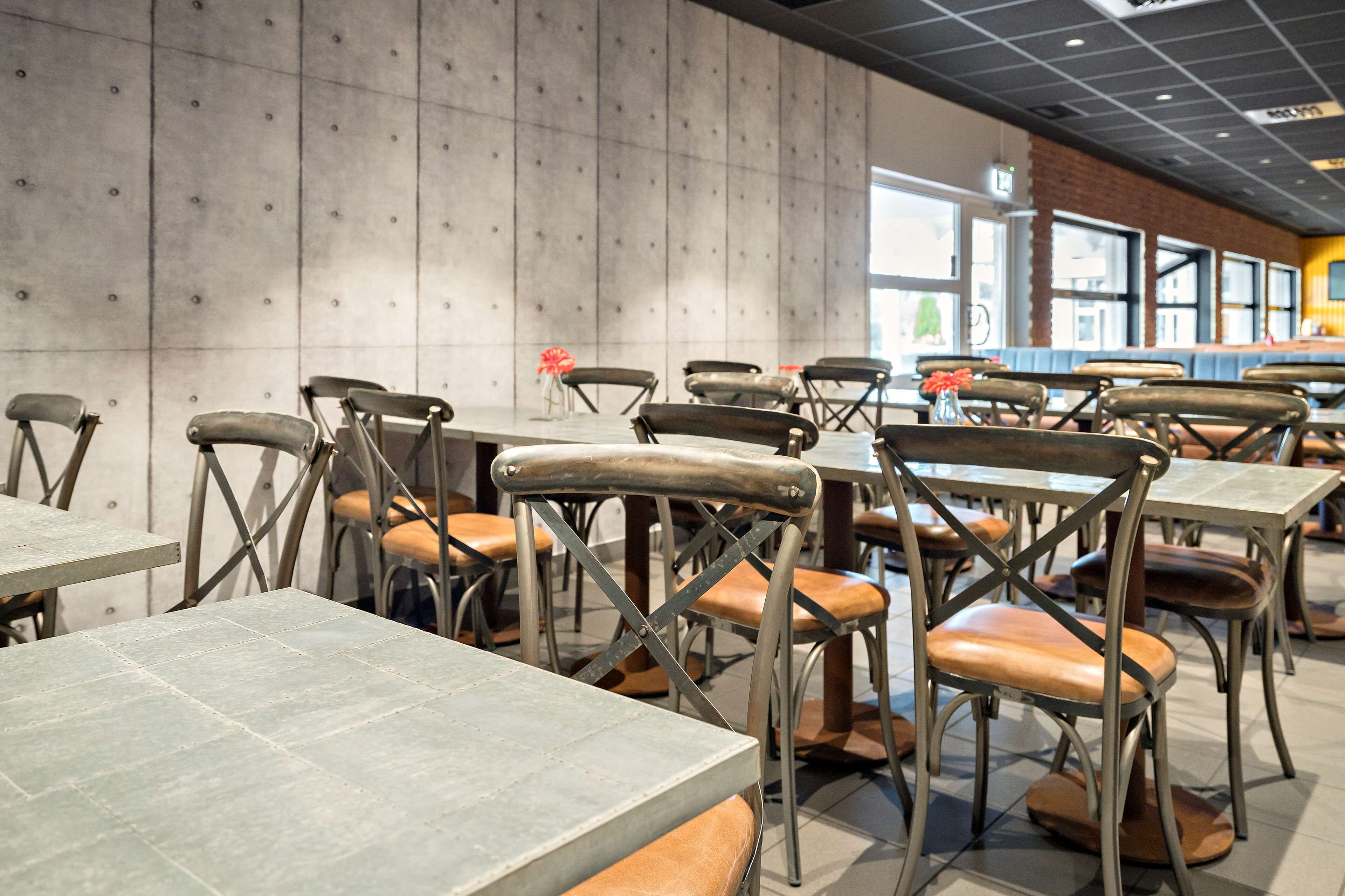 2 restaurants, breakfast served