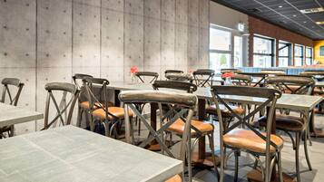 HĂ€r finns 2 restauranger som serverar frukost.