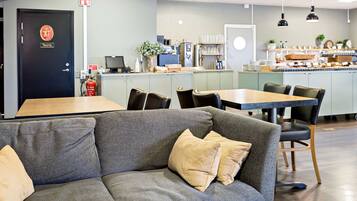 Café da manhã com buffet grátis todos os dias