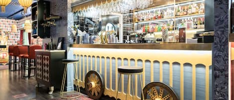 2 restaurantes, se sirve desayuno