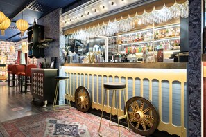 2 restaurants, serveren ontbijt