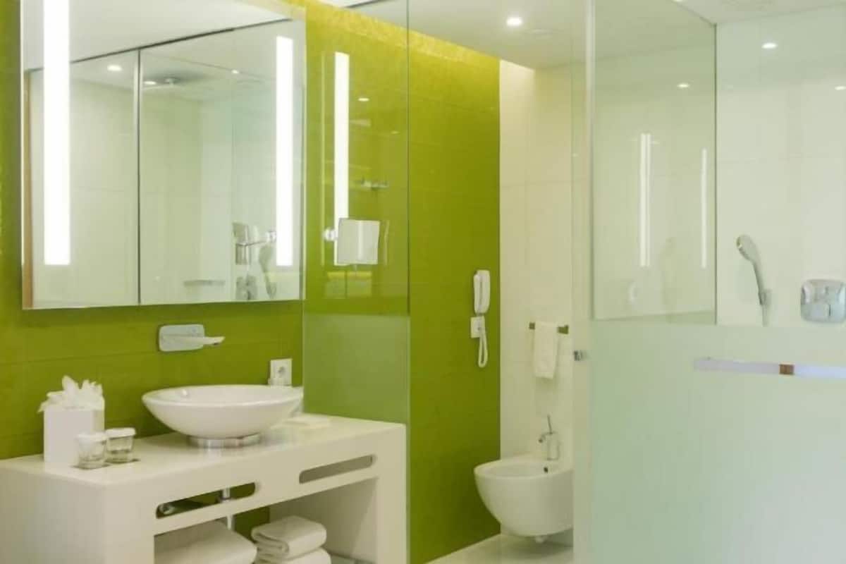 Baño | Amenidades de baño gratuitas, secadora de cabello, pantuflas, toallas