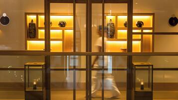 Behandelingskamers voor koppels, een sauna, een bubbelbad, een stoombad