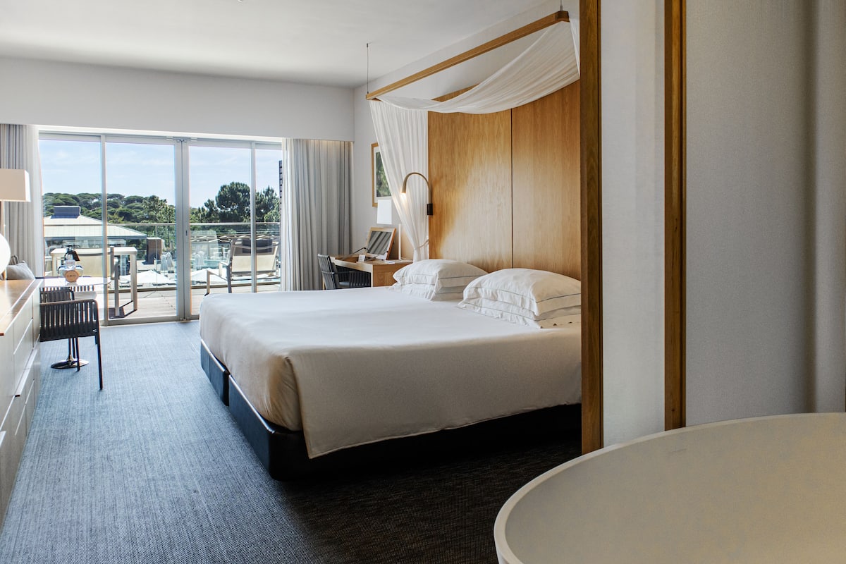 Deluxe Room - Pool View | 1 多间卧室、高档床上用品、迷你吧、客房内保险箱