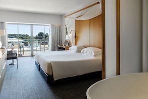 Deluxe Room - Pool View | 1 habitación, ropa de cama de alta calidad y minibar