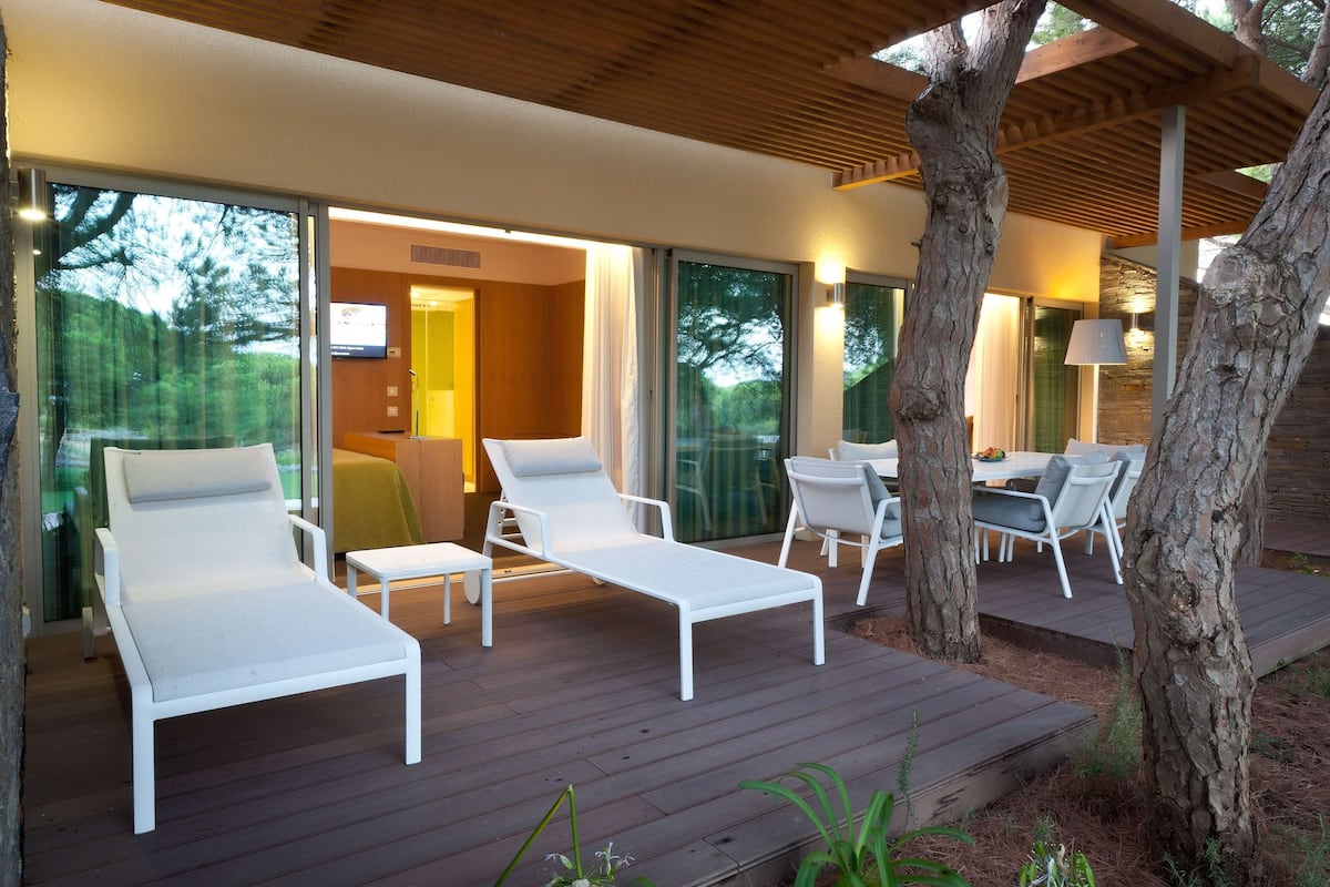 Deluxe Suite - Garden View | 1 bedroom, premium bedding, minibar, in-room safe