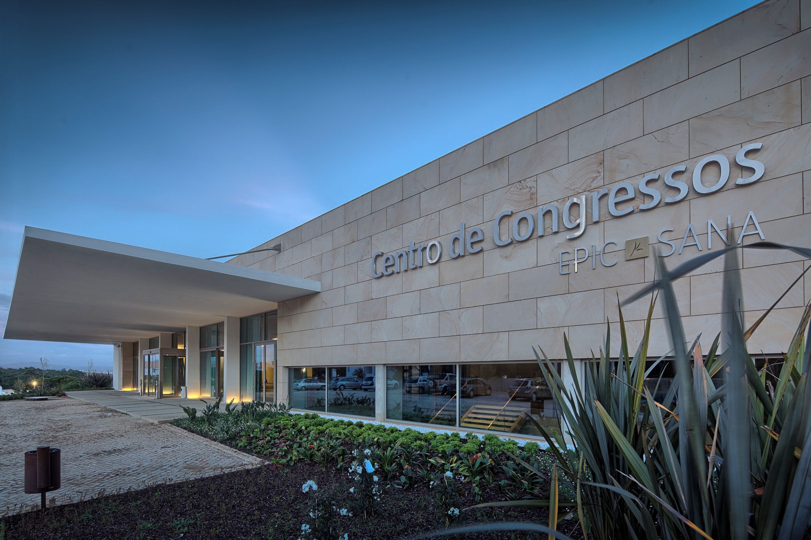 A modern building with the sign "Centro de Congresos EPIC SANA" indicating a conference center.