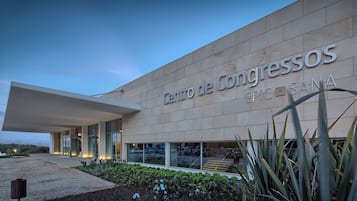 A modern building with the sign "Centro de Congresos EPIC SANA" indicating a conference center.