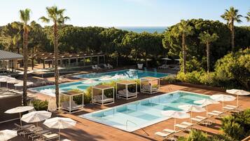 Innendørsbasseng,5 utendørsbassenger, bassengparasoller og solsenger