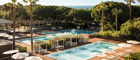 Innenpool, 5 Außenpools, Sonnenschirme, Liegestühle