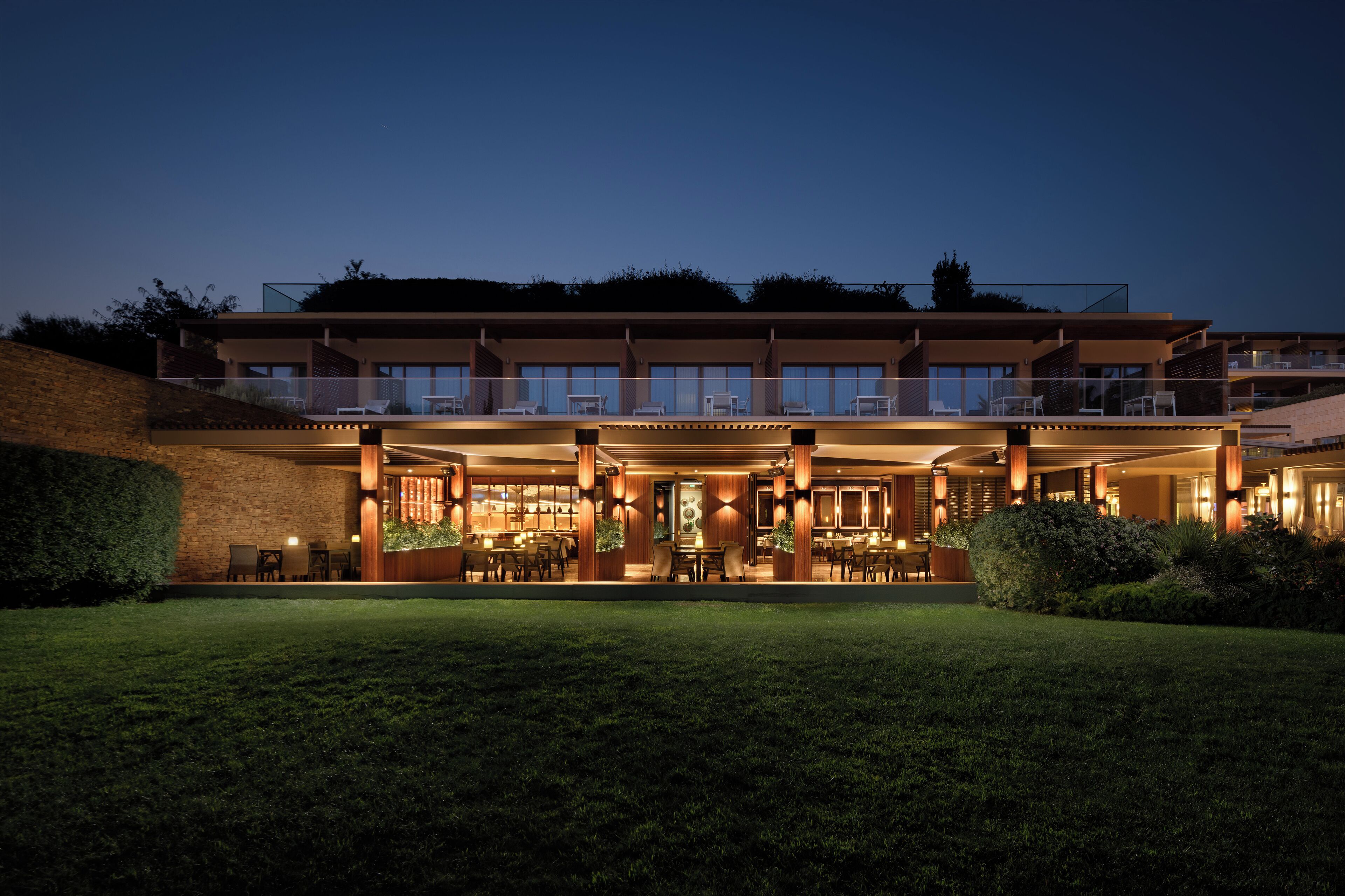 2 restaurantes; se sirve desayuno y cena; cocina mediterránea