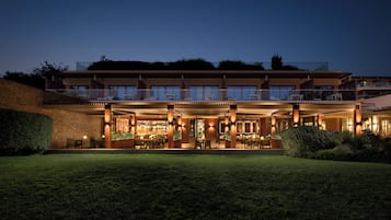 2 restaurants, breakfast, dinner served; Mediterranean cuisine