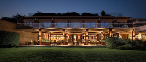 2 restaurants, breakfast, dinner served; Mediterranean cuisine