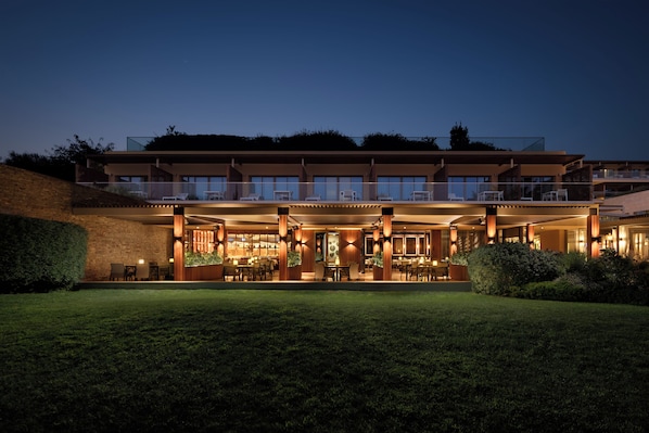 2 restaurants, breakfast, dinner served; Mediterranean cuisine