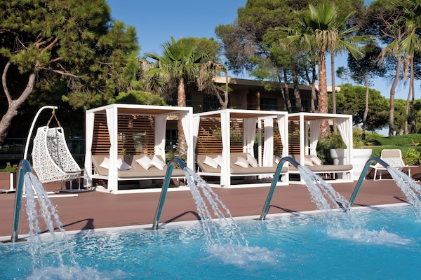 Una piscina techada, 5 piscinas al aire libre, sombrillas