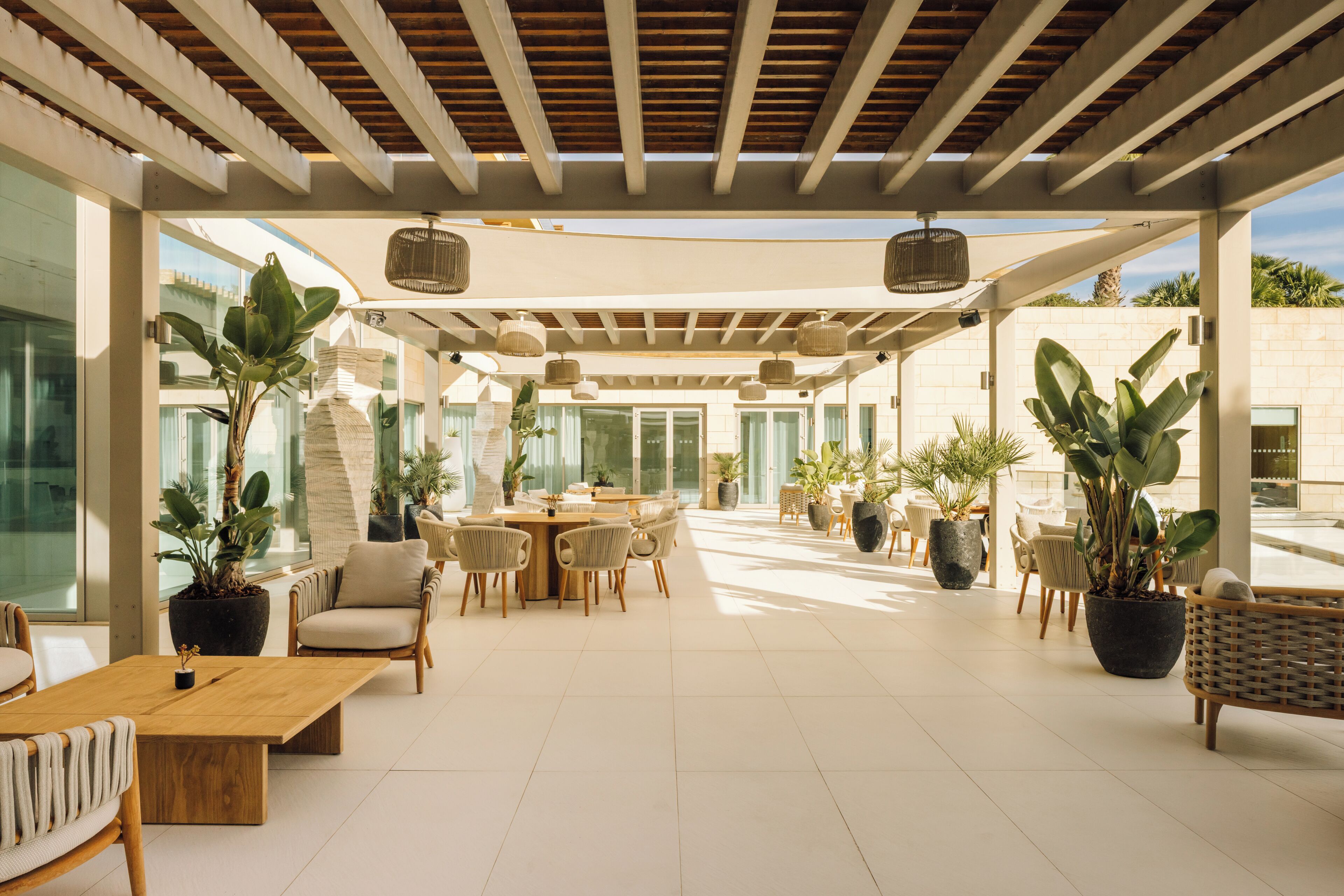 2 间餐厅，供应早餐和晚餐，地中海菜