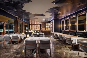 2 restaurantes; se sirven desayunos y cenas