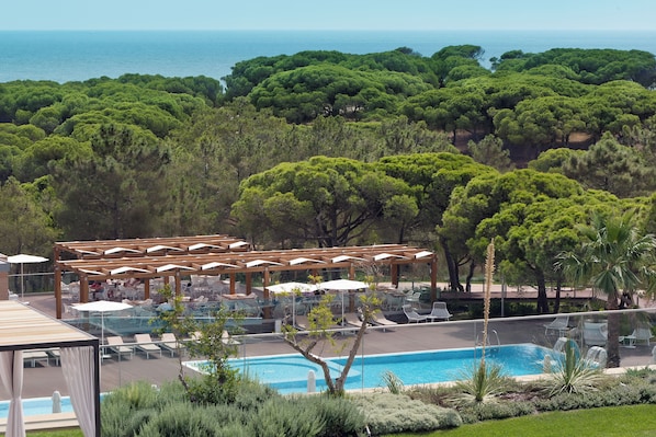 Indoor pool, 5 outdoor pools, pool umbrellas, pool loungers