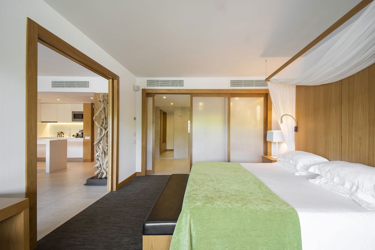 1 bedroom, premium bedding, minibar, in-room safe