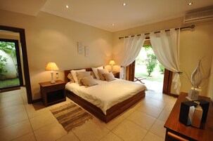 Ropa de cama de alta calidad y caja de seguridad en la habitación 