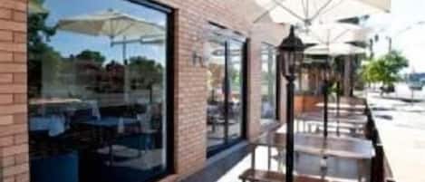 供應早餐及晚餐