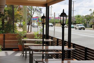 供应早餐和晚餐