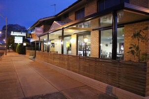 住宿正面 - 傍晚/夜晚