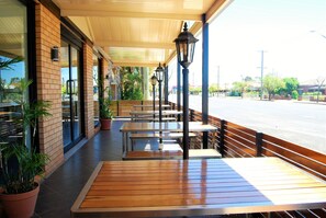 供應早餐及晚餐