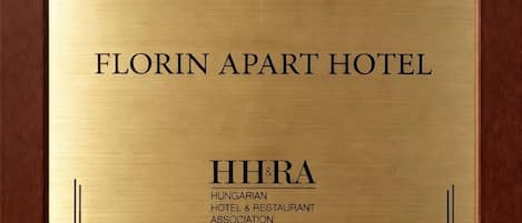 Una placa con el año 2025, que indica un premio Hotel del Año para Florin Apart Hotel.