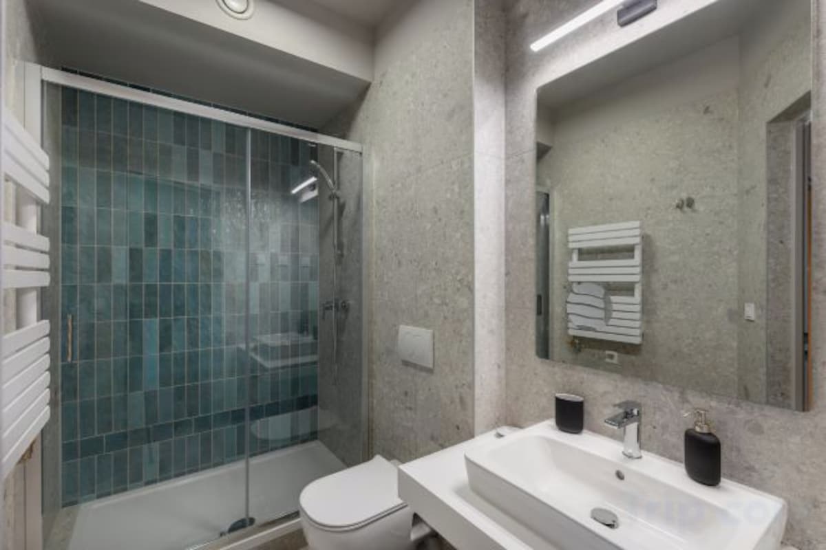 Ducha, artículos de tocador gratuitos, secador de pelo, toallas