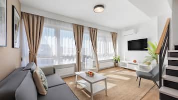 Deluxe Διαμέρισμα | Περιοχή καθιστικού | Τηλεόραση με επίπεδη οθόνη