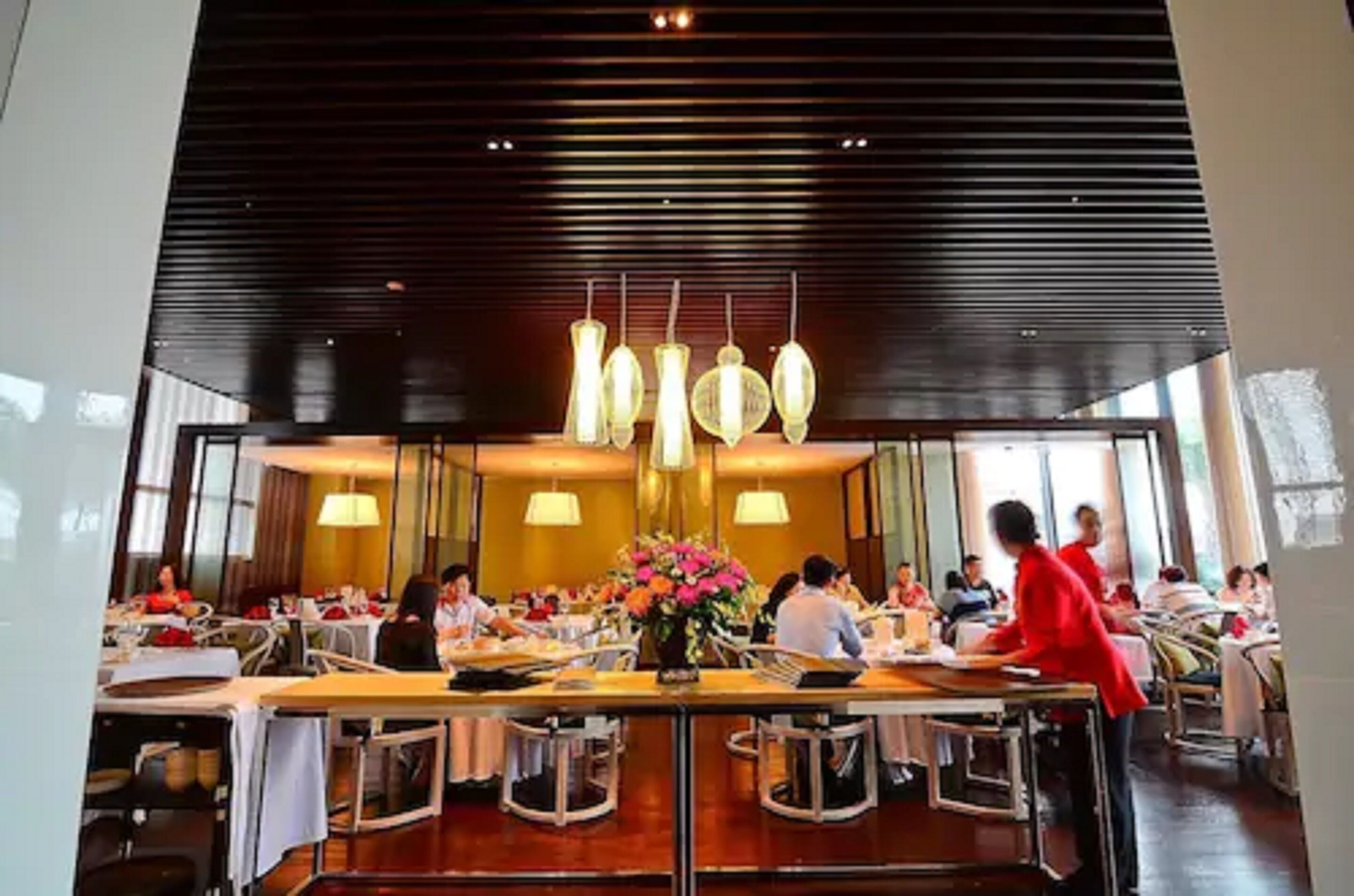 4 restaurants, breakfast, lunch, dinner served; chinese cuisine