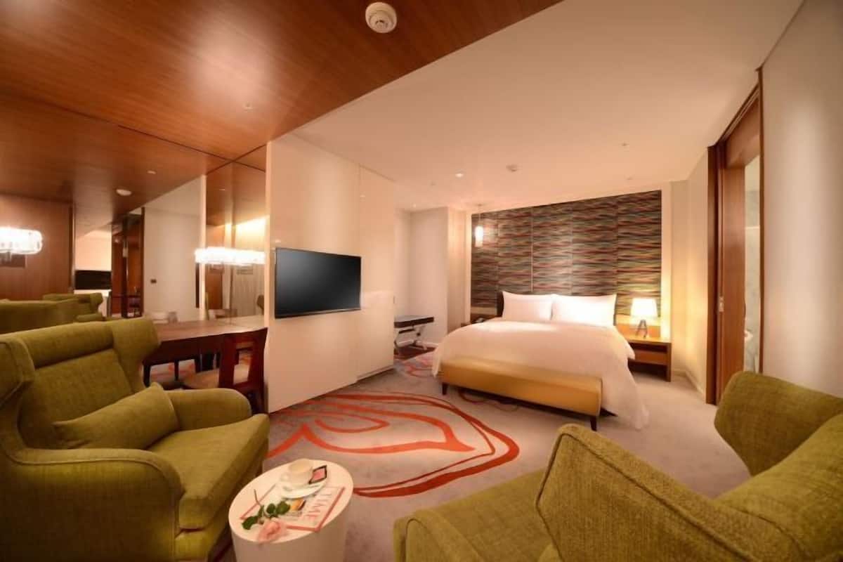 Minibar, in-room safe, desk, blackout drapes