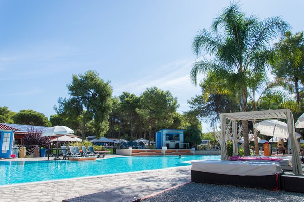 屋外プール、営業時間 9:00 ～ 19:30、プール パラソル、サンラウンジャー