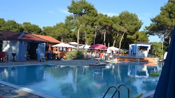 Piscine extérieure, parasols de plage, chaises longues