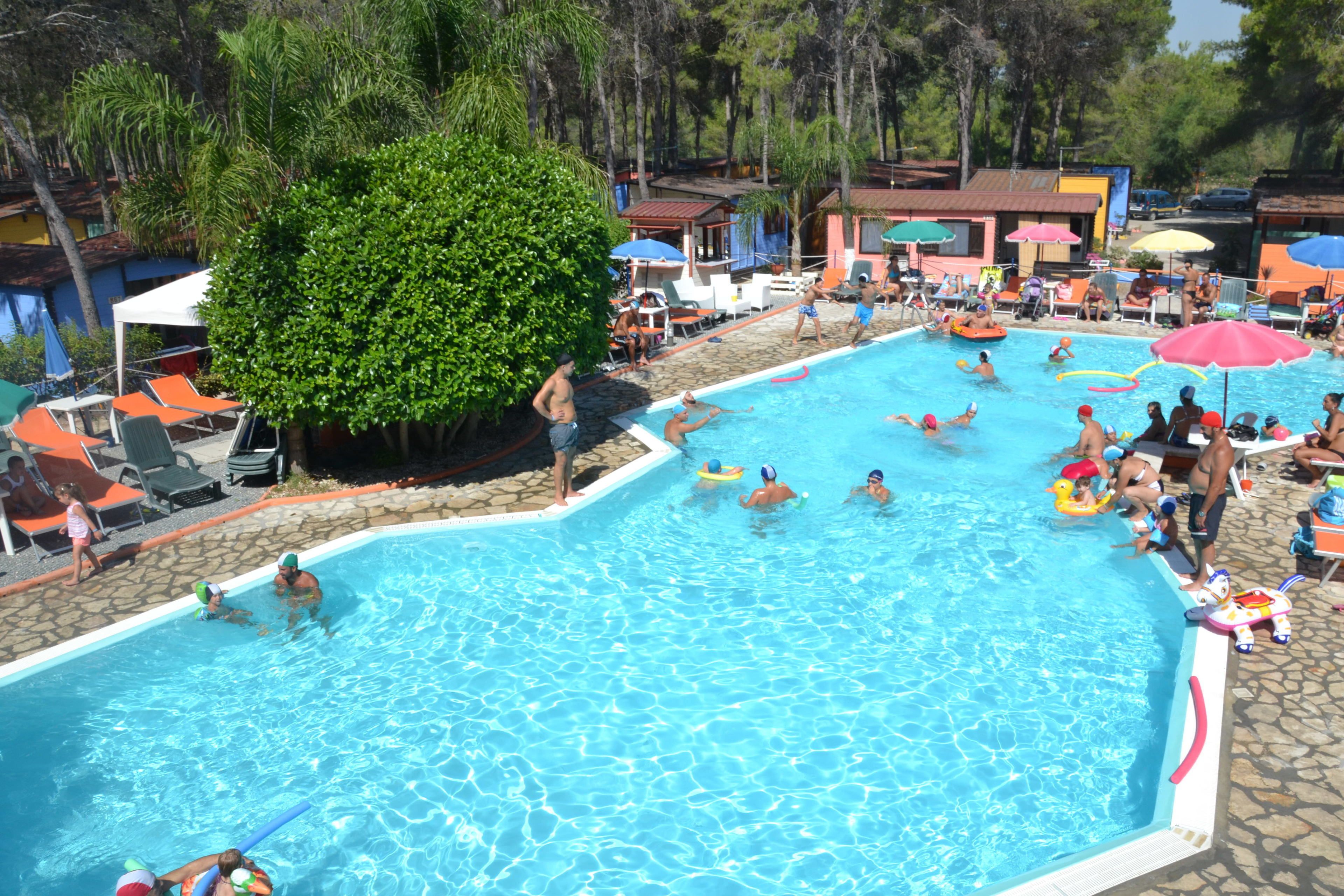 Kolam renang terbuka, dibuka dari pukul 9:00 hingga 19:30, payung kolam 