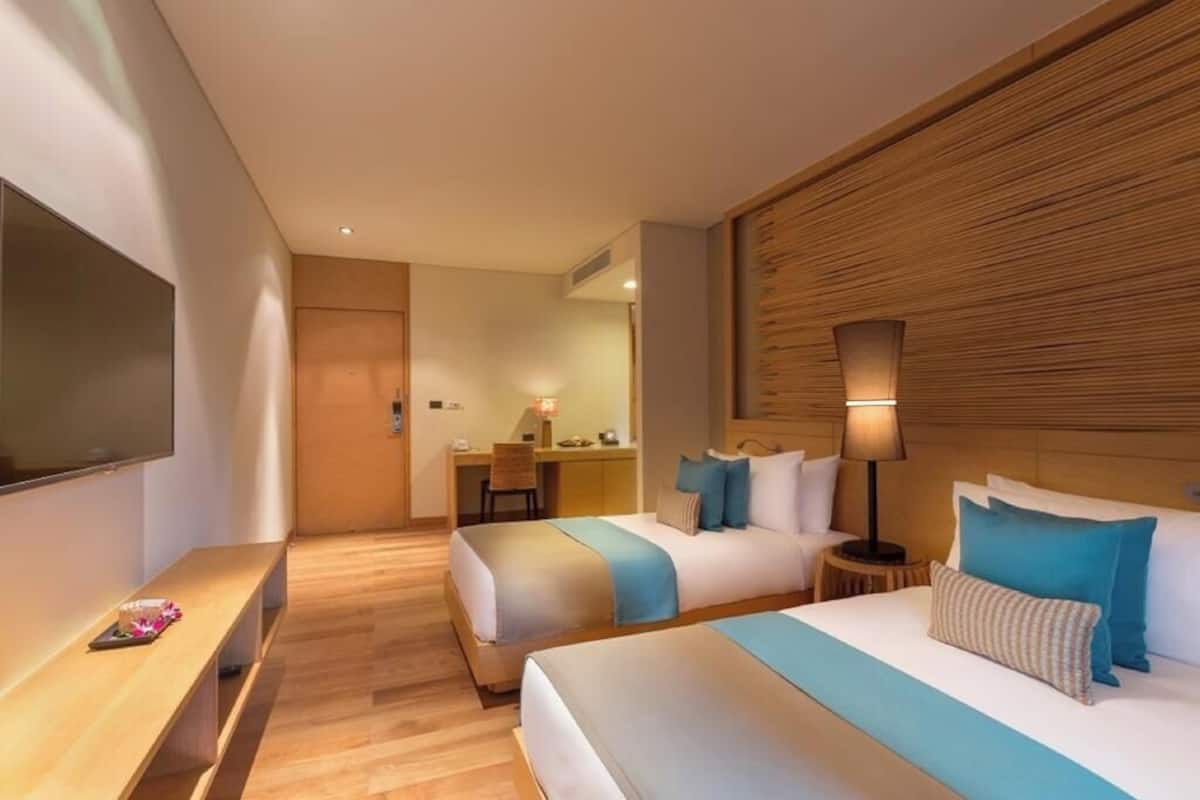 Minibar, coffres-forts dans les chambres, bureau, rideaux occultants