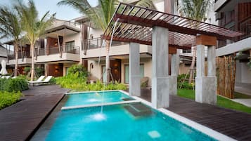 2 utendørsbassenger, bassengparasoller og solsenger