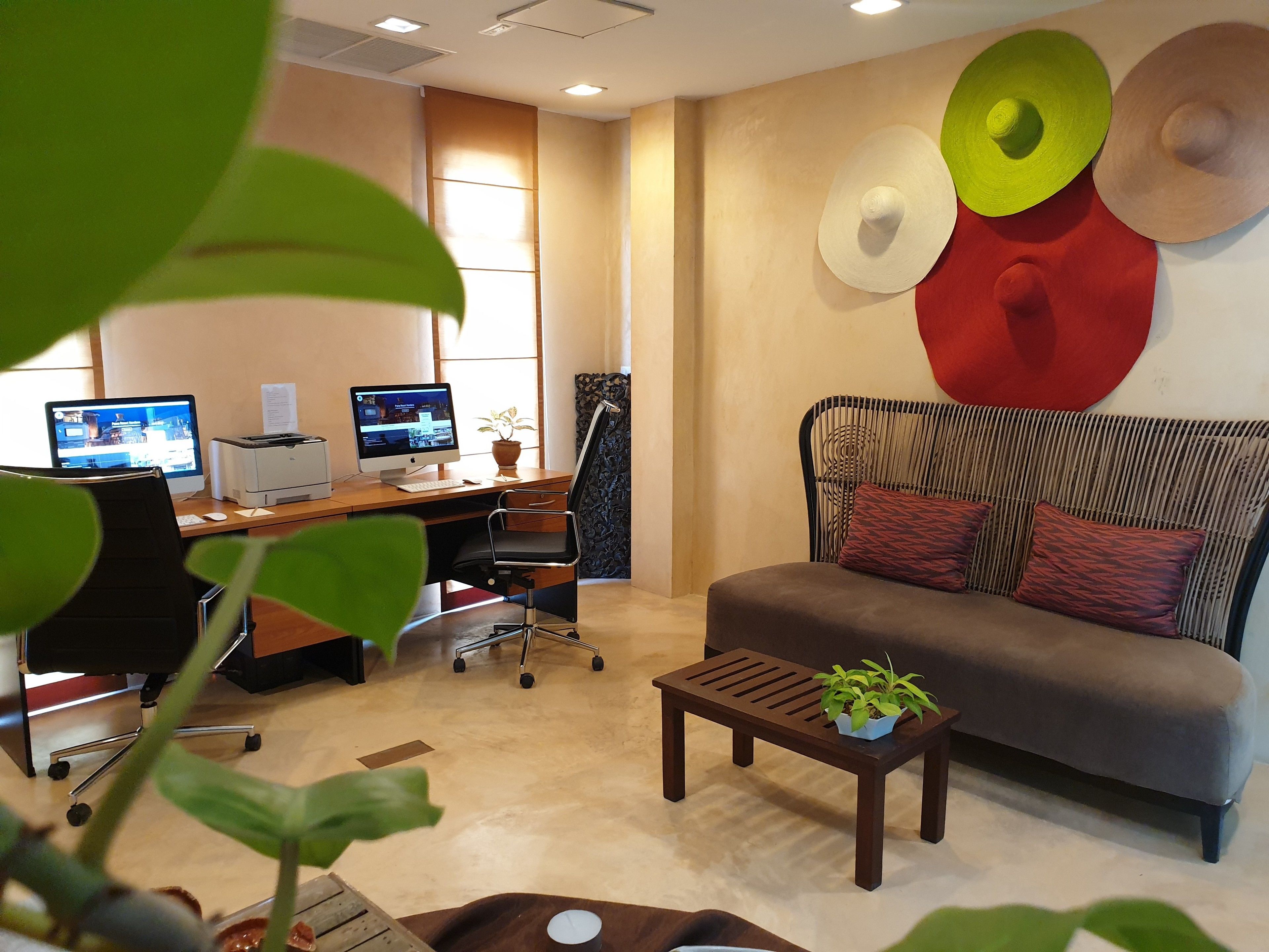 2 bars/lounges, swim-up bar, poolside bar